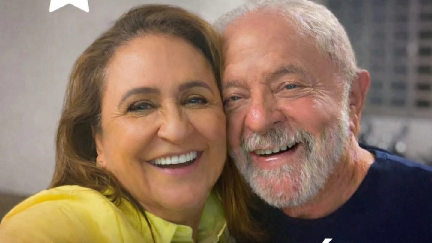 Kátia Abreu e Lula sorrindo em anúncio de filiação ao PT.