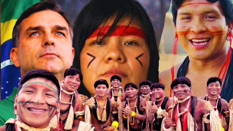 Uma colagem fotográfica política. No topo esquerdo, um plano médio do político Flávio Bolsonaro, com a bandeira do Brasil parcialmente visível ao fundo. No centro superior, um close da ativista indígena Ysani Kalapalo, com pinturas faciais tradicionais (linha vermelha e padrões gráficos pretos). À direita, um close do indígena Kawali Koli sorrindo. Na parte inferior e central, um grupo de jovens guerreiros indígenas sorridentes, identificados como Holikialari Enawêne e membros da sua etnia (Enawêne-Nawê), todos com pinturas faciais e adornos tradicionais de palha e miçangas.